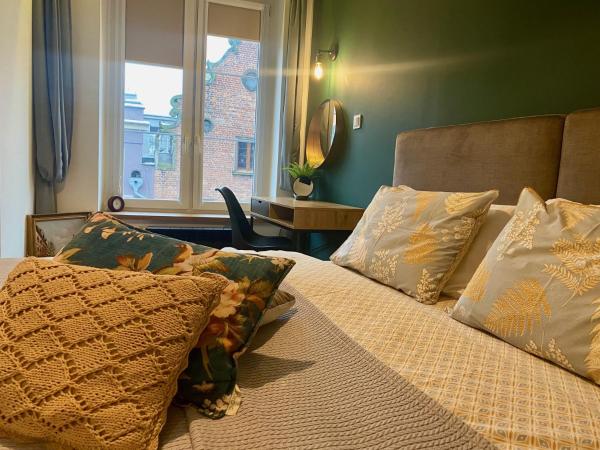 Apartament ZIELONY lub BURSZTYNOWY z parkingiem Stare Miasto Gdańsk, Book Lejlighed Pomerania hoteller med parkering, Parkering