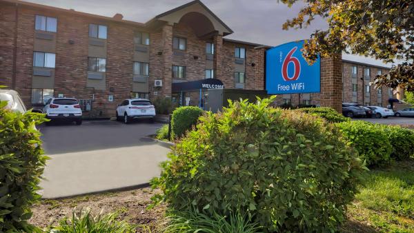 Baymont Inn & Suites Glendale/Milwaukee North