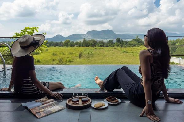 Two Villa by StayVista with Infinity Pool, Farm & Mountain Views, Modern Interiors, Book Villa Hoteller i New Delhi med pool, Swimmingpool