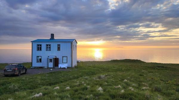 Happy-Cove Guesthouse - by the sea, Book Værelse i privat hjem Hoteller i East Iceland. med parkering, Parkering