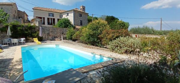 Une Nuit au Village - chambre dhôtes de charme, Book Pension Rhône-Alps hoteller med pool, Swimmingpool
