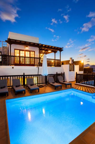 Villa Vista Reina - Luxury 6 Bedroom - Heated Pool- Views - Pool Table - Vista Lobos - Playa Blanca, Book Villa Playa Blanca 