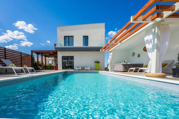 Villa Olea with heated pool and jacuzzi, Book Villa Hoteller i Zadar County med pool, Swimmingpool