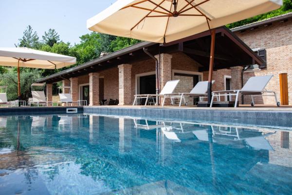 Resort Villa Paola, Book Bed and Breakfast Longiano hoteller med pool, Swimmingpool