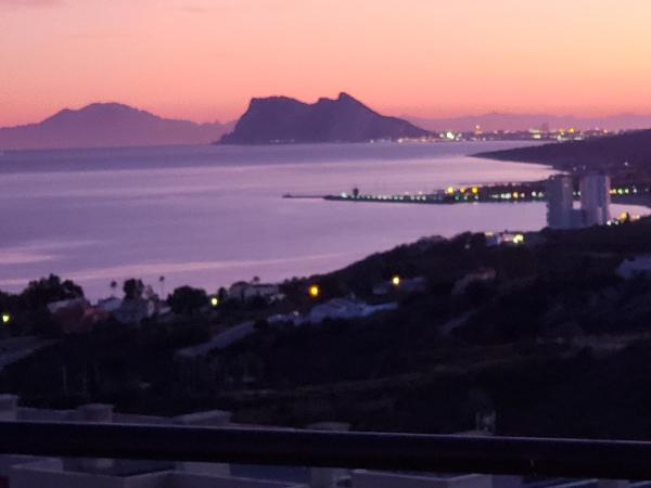 Manilva Townhouse with spectacular views of Gibraltar, Book Villa Hoteller i Costa del Sol med pool, Swimmingpool