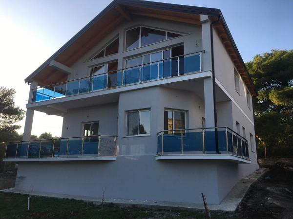 Benjy’s Villa(B&B), Book Feriehus Lezhë County Sommerhuse, Hytte