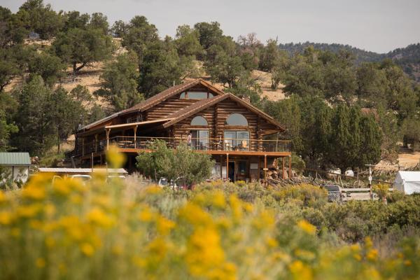 Boulder Mountain Guest Ranch, Book Lodge  