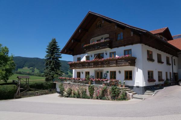 Bio-Bauernhof Kasleitner, Book Landbrugsophold Hoteller i Irrsee med parkering, Parkering