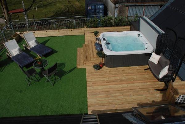 Luxury Duplex Sleeps 2- Hot Tub Balcony Parking, Book Feriehus  