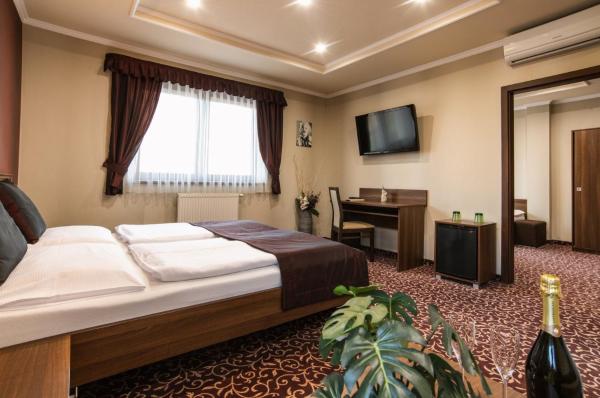 Corvin Pension and Restaurant, Book Pension Hoteller i Trnavský kraj med parkering, Parkering