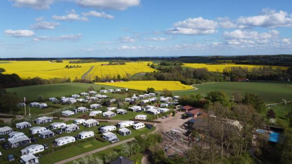 Løgballe Camping & Cottages, Book Campingplads Stouby Midtjylland
