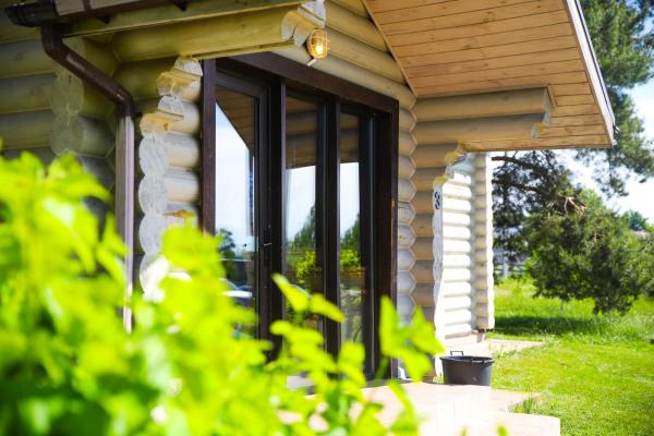 Pastoral wooden hauses, Book  Hoteller i Moshchun  med parkering, Parkering