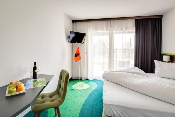 Greenhouse-Sonnengolf, Book Hostel / Vandrerhjem Hoteller i Western Transdanubia med parkering, Parkering