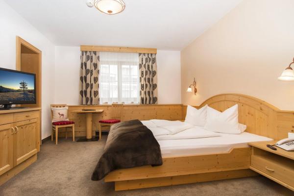 Hotel Montana, Book Bed and Breakfast Hoteller i Tyrol med parkering, Parkering