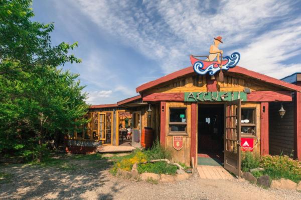 Auberge Griffon Aventure-Youth Hostel, Book Chalet Sommerhuse i Forillon National Park, Hytte