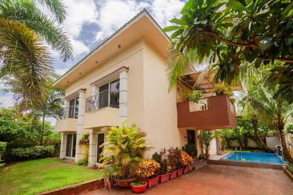 Serene Villa by StayVista - A Hill-View Villa with Plunge pool, Book Villa Hoteller i New Delhi med pool, Swimmingpool