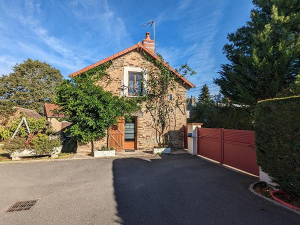 Belle maison en pierre au cœur du Berry avec jardin, terrasse, et activités familiales à proximité - FR-1-591-152, Book Hotel Pérassay 