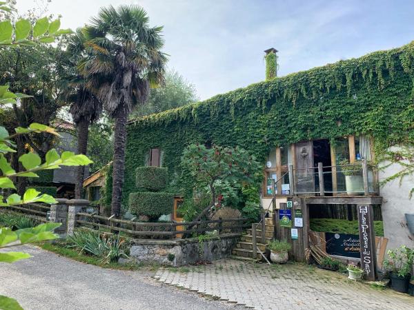 Haras Picard Du Sant, Book Bed and Breakfast Hoteller i Pyrénées Ariégeoises Regional Park med pool, Swimmingpool