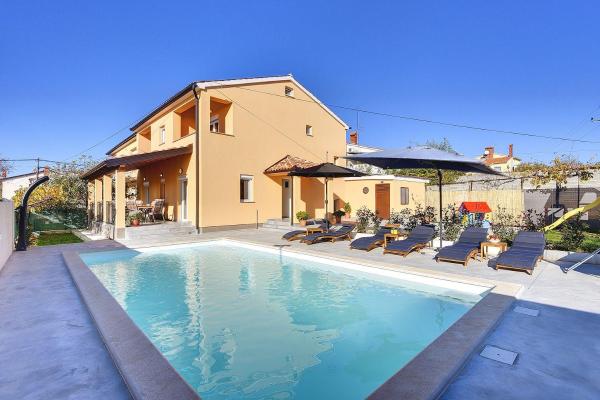 Villa mit privatem Pool, Spielplatz, WLAN, Klima, BBQ, Book Feriehus Hoteller i Pula Riviera med pool, Swimmingpool