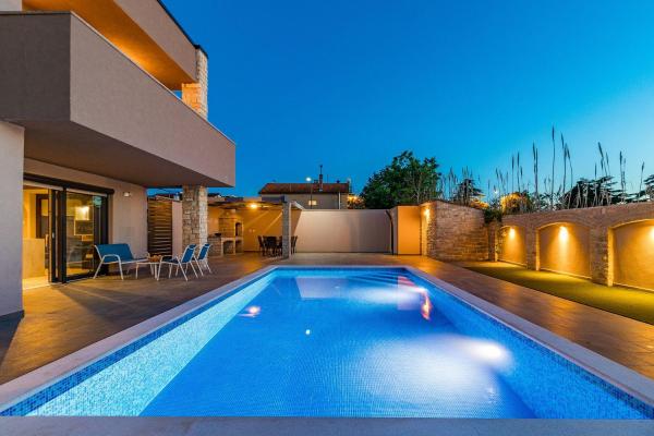 Luxuriöse Villa mit privatem Pool und Sonnenterrasse, Book Feriehus Valbandon hoteller med pool, Swimmingpool