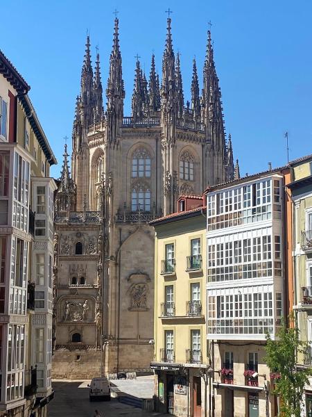 APARTAMENTOS LA FLORA BURGOS todos con aire acondicionado y ascensor, Book Lejlighed Hoteller i Castile and Leon med parkering, Parkering