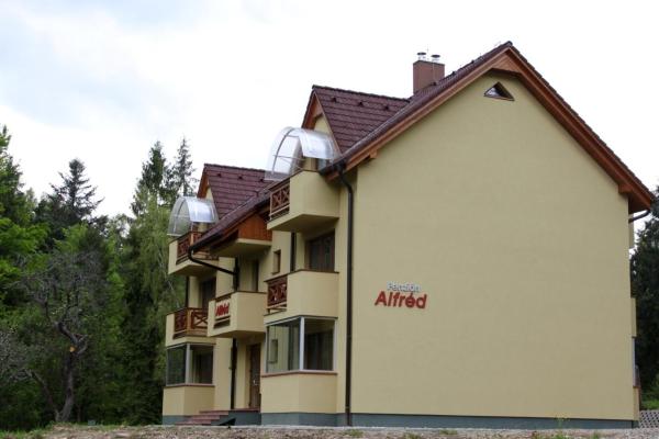 Penzón Alfréd, Book Pension Hoteller i Košický kraj med parkering, Parkering