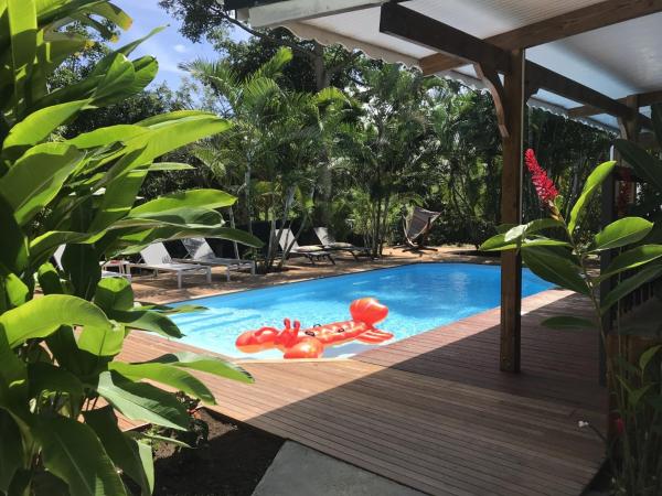 Gites le petit voyageur, Book Lejlighed Grande-Terre hoteller med pool, Swimmingpool