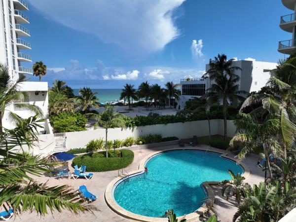 Hollywood Beachfront Condo, Steps to Ocean, Pool & Game Room, Book Lejlighed Panhandle Florida hoteller med pool, Swimmingpool