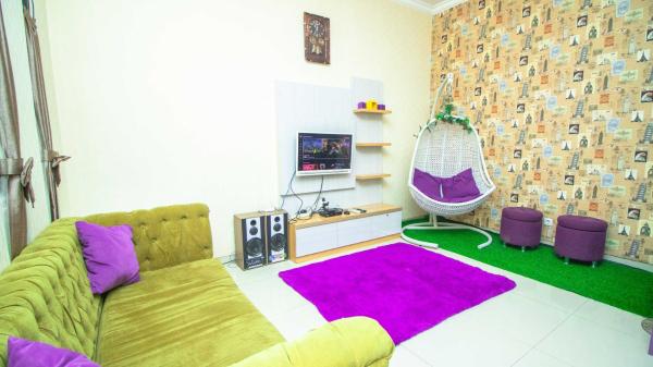 Villa Bromo 32 with Karaoke & Balcony, Book Villa Batu East Java, nær Angkut Museum