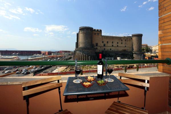 AnGiò holiday rooms, Book Pension Molo Beverello Napoli