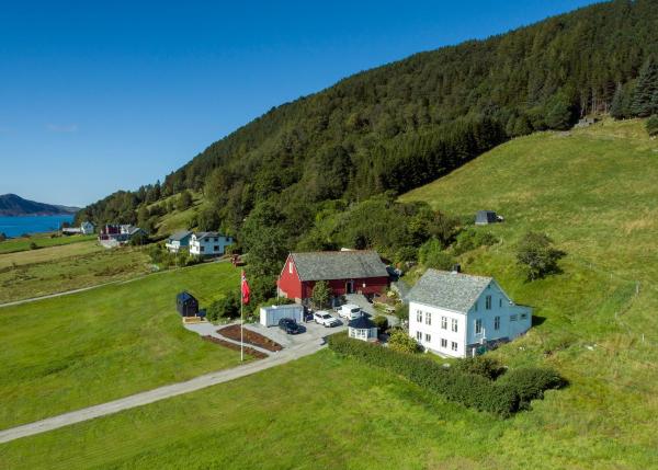 Kråen Gard, Book Lodge Larsnes 