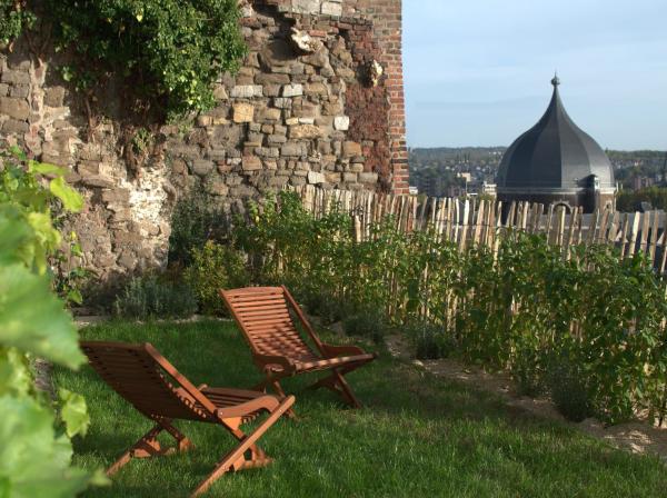 Bonjour Pierreuse, Book Pension Hoteller i Ruy med parkering, Parkering