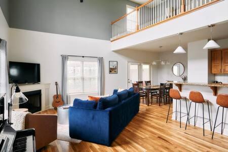 Modern Home next to Vanderbilt Campus with Parking, Screened Porch & Workspace, Walk to Hillsboro Village, Fido & Pancake Pantry, Minutes to Music Row, 12 South & Broadway, Perfect for Families, Friends & University Visits, Book Feriehus Tennessee hoteller med parkering, Parkering