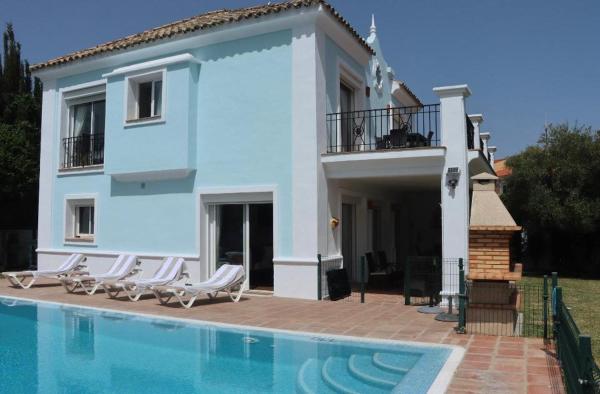Detached Villa 4 bed Duquesa with Private infinity pool close to port and beach, Book Villa Hoteller i Costa del Sol med pool, Swimmingpool