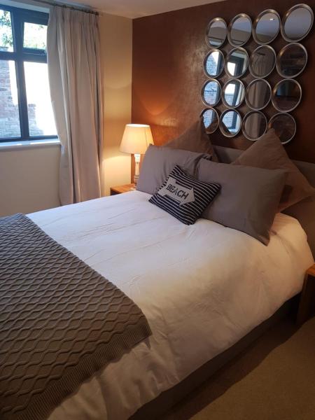 The Mews, Book Værelse i privat hjem Cheshire hoteller med parkering, Parkering