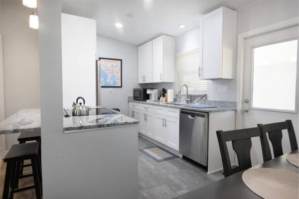 Main Attraction is a Renovated 3 BR Pet Friendly Home with Fenced Yard just Minutes Away From Busch Gardens & USF, Book Feriehus Tampa Florida, nær Skyride