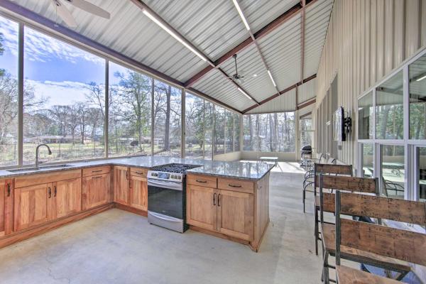 Home with Screened Porch - Near Toledo Bend Lake!, Book Feriehus Hemphill Texas