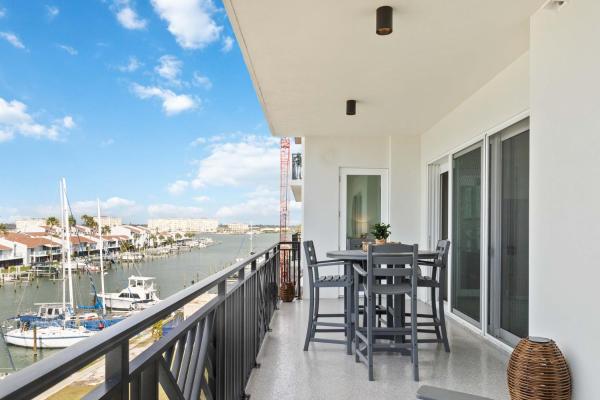 Brand New Water Front Unit The Harbor #403, Book Feriehus Villaer i Florida, Villa