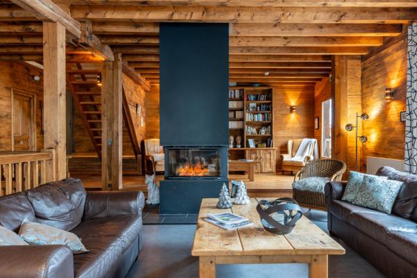 Chalet-Sixtine A large family chalet of 600m2 near La Clusaz, Book Chalet Hoteller i Rhône-Alps med parkering, Parkering