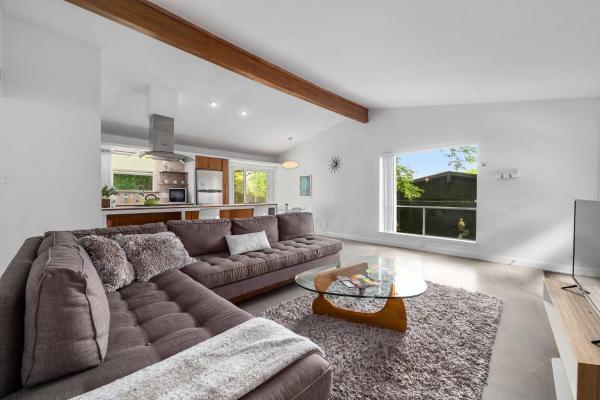 Quiet Haven with Huge Fenced Yard Fast Internet by Lodgewell, Book Feriehus Austin Greater Austin