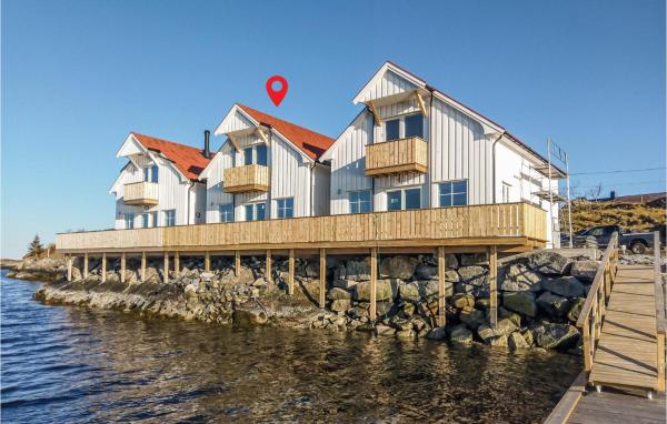 Beach Front Home In Smøla With Kitchen, Book Feriehus Smola 