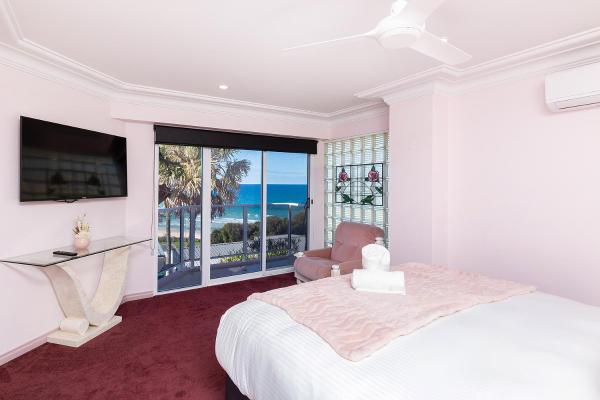 The Pink Palace, Book Feriehus Forster North Coast New South Wales