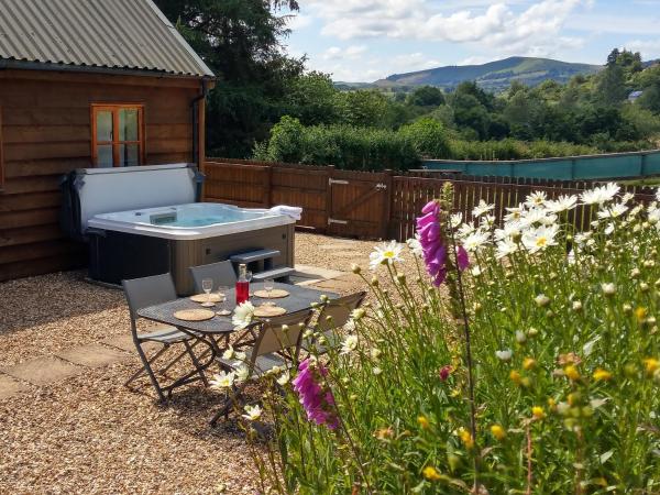 Seven Stars- hot tub & garden with fabulous views., Book Feriehus Gwynedd hoteller med parkering, Parkering