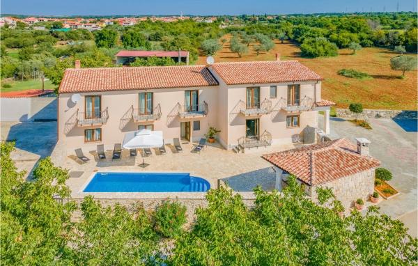 6 Bedroom Cozy Home In Galizana, Book Feriehus Galižana hoteller med pool, Swimmingpool