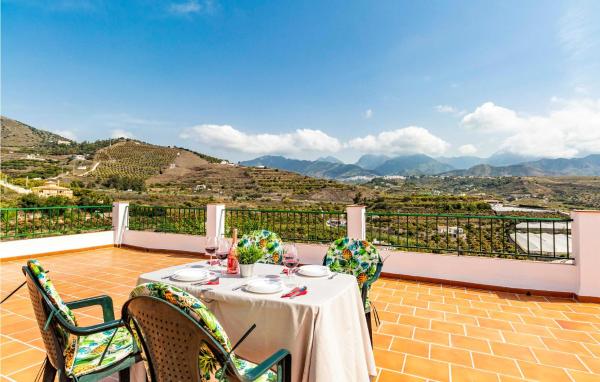 Stunning Home In Nerja With Wifi, Book Feriehus Hoteller i Axarquía med pool, Swimmingpool