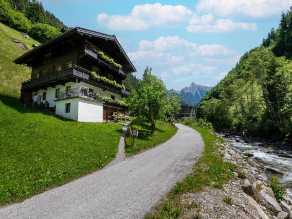 Chalet in Tirol by Zillertal Ski Slopes, Book Chalet Mayrhofen Mayrhofen-Hippach