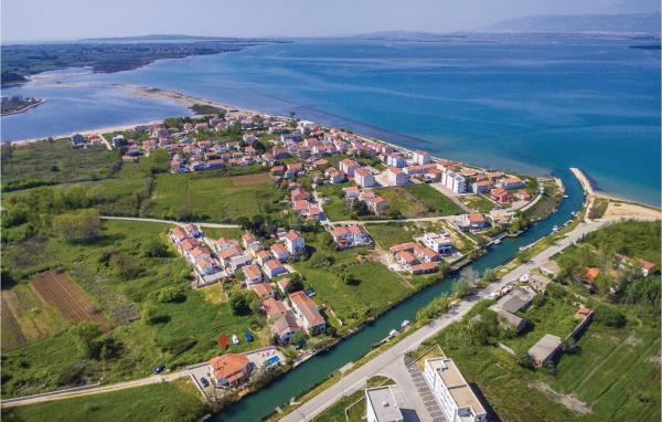 Pet Friendly Home In Nin, Book Feriehus Sommerhuse i Nin, Hytte