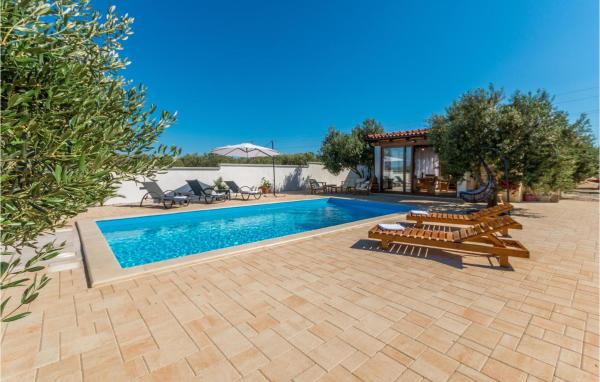Beautiful Home In Biograd Na Moru, Book Feriehus Hoteller i Zadar County med pool, Swimmingpool