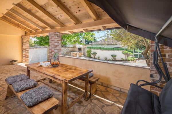 Casa Viktoria with private garden and BBQ, Book Feriehus Košinožići Istrien