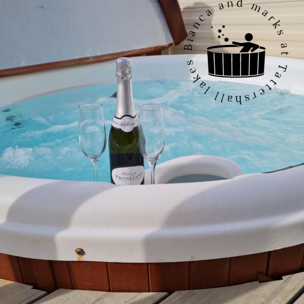 Bianca and marks 8 berth Caravan with Hot tub, Book Ferielandsby Tattershall Lincolnshire